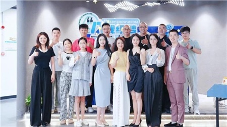 慶典啟航，共繪傳媒新篇章 —— 攜手并進(jìn)，我們的八載輝煌慶典！